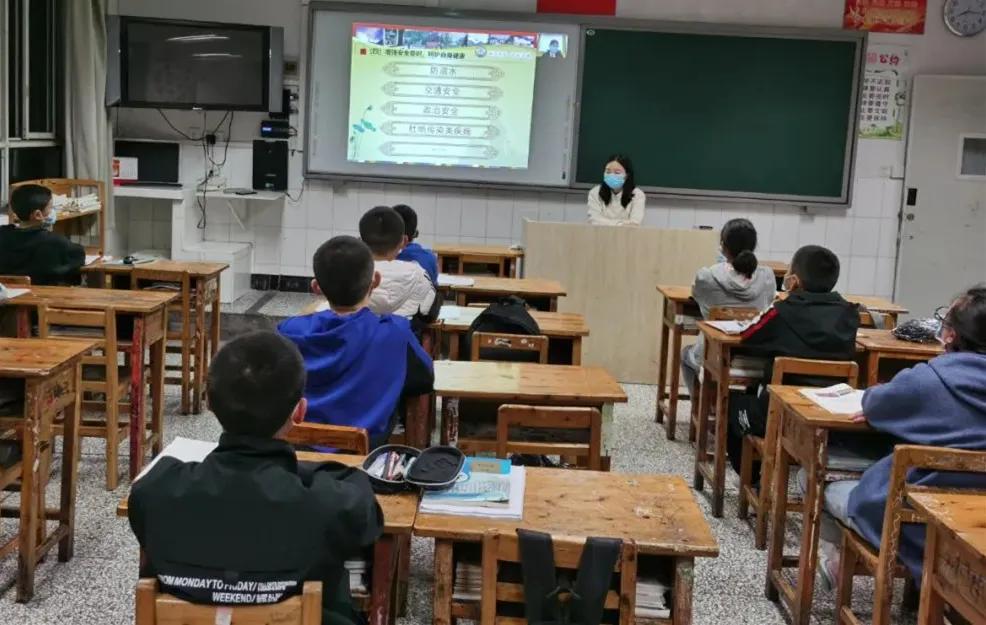 青木關中學學生錯峰用餐▲鳳鳴山中學上好開學第一課▲立信職教幟心