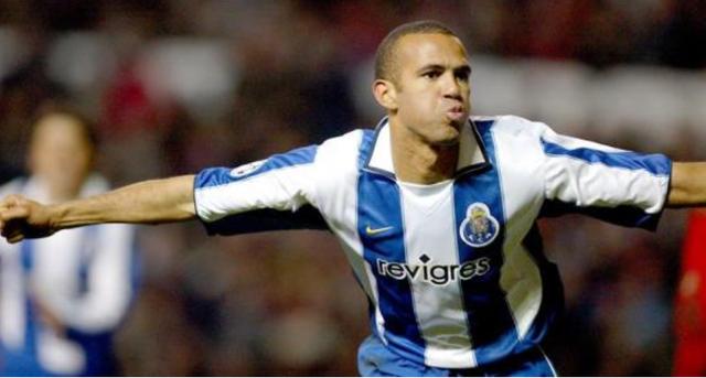 74年出生的边后卫瓦伦特虽然是边后卫,但是他的头球能力非常强,位置感