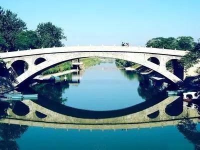 亲子科学小实验一张纸搭的拱形桥为何手机压不塌