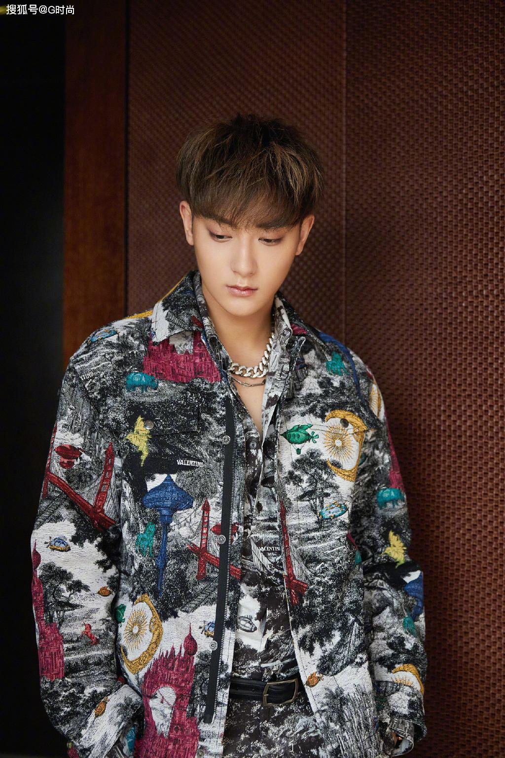 黄子韬身穿水墨涂鸦套装搭配金属环项链 嘻哈有型