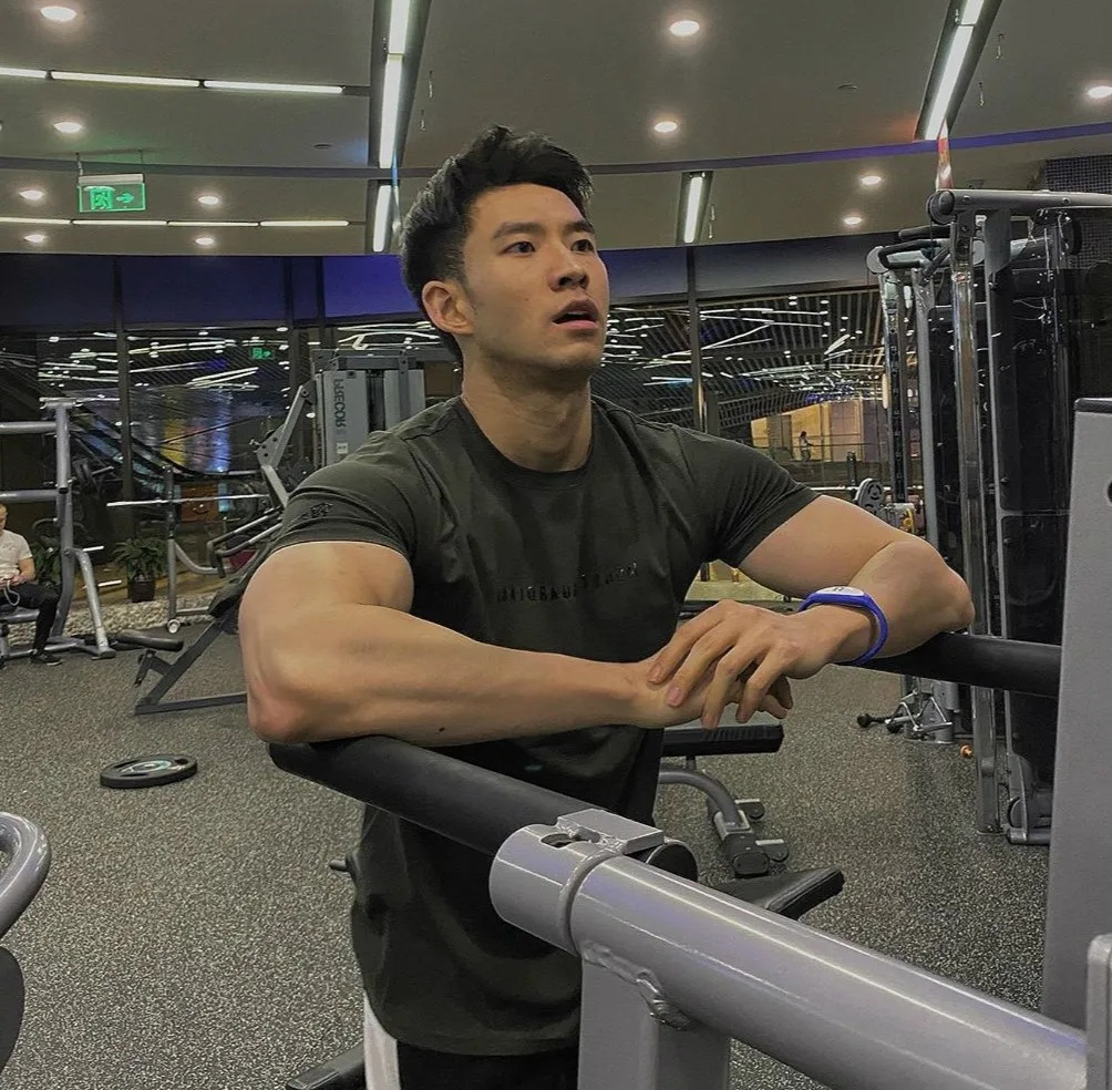 年轻阳光帅气肌肉男人