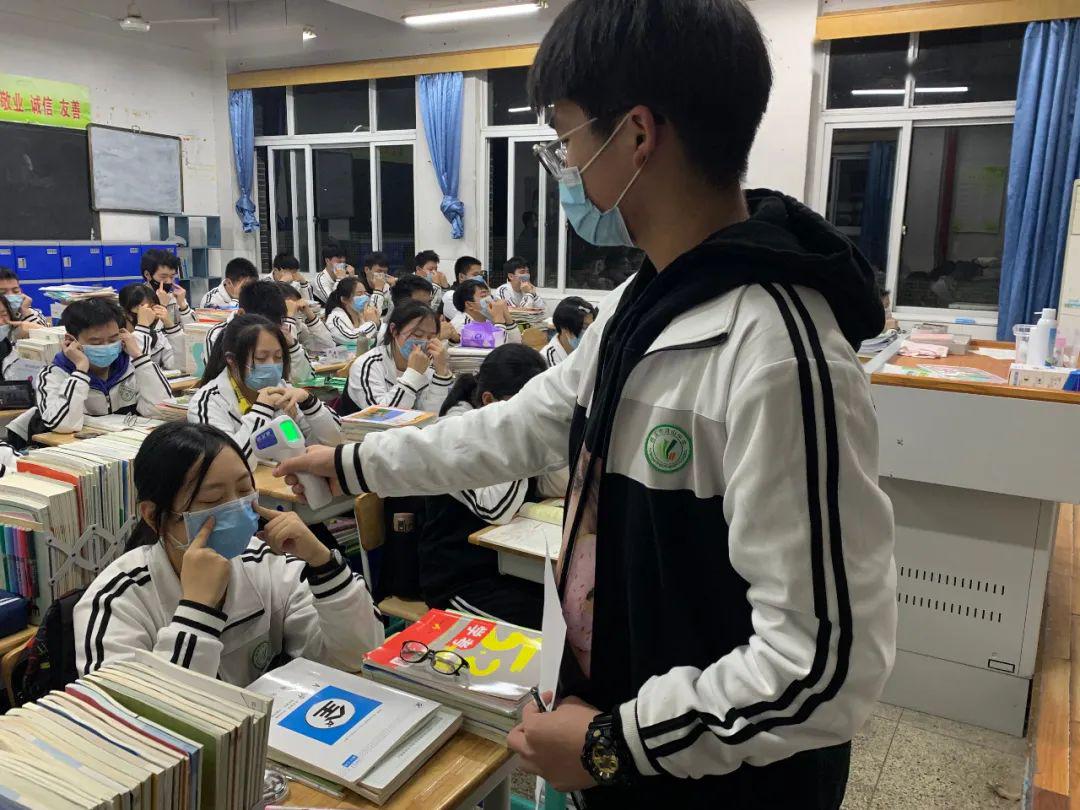 19日晚上,浒山中学高一,高二学生返校,时隔三个月,他们上了今年的第一