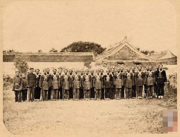 袁世凯阅兵 1911年10月,汉口,清军通过浮桥.