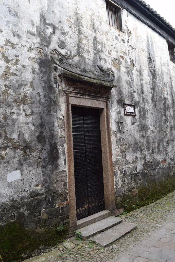 而这个老宅门不仅有石门框毛竹片,门上方的灰雕也十分漂亮,门楣处也是