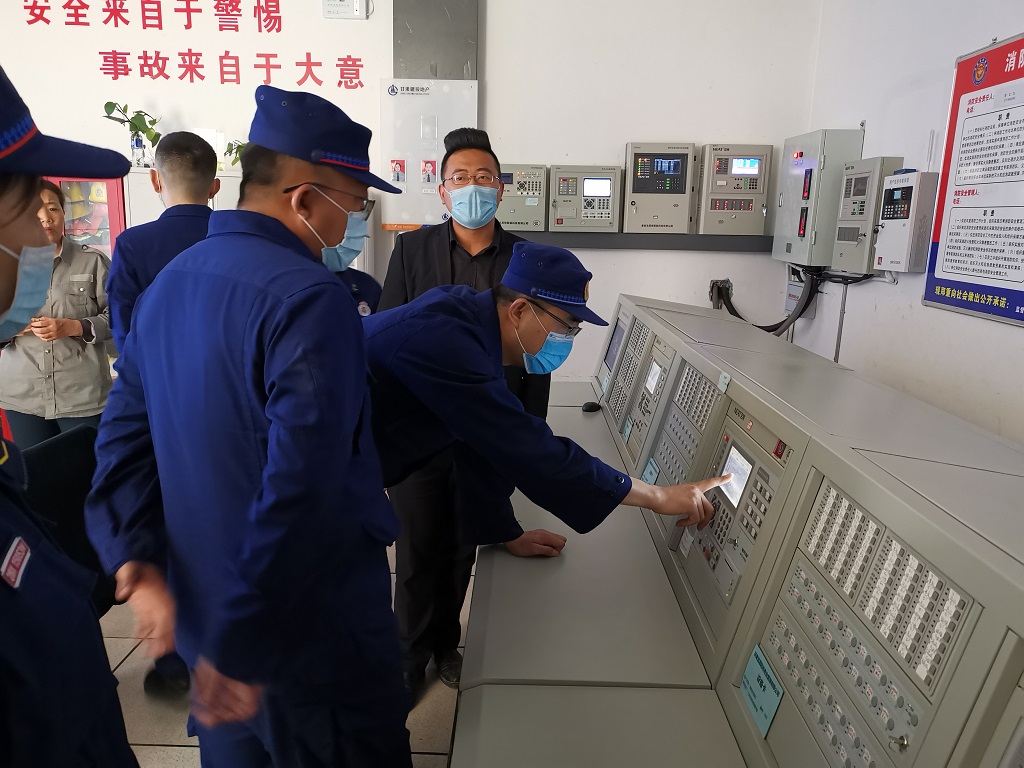 麦积大队组织文员走进消控室学习消防设施操作