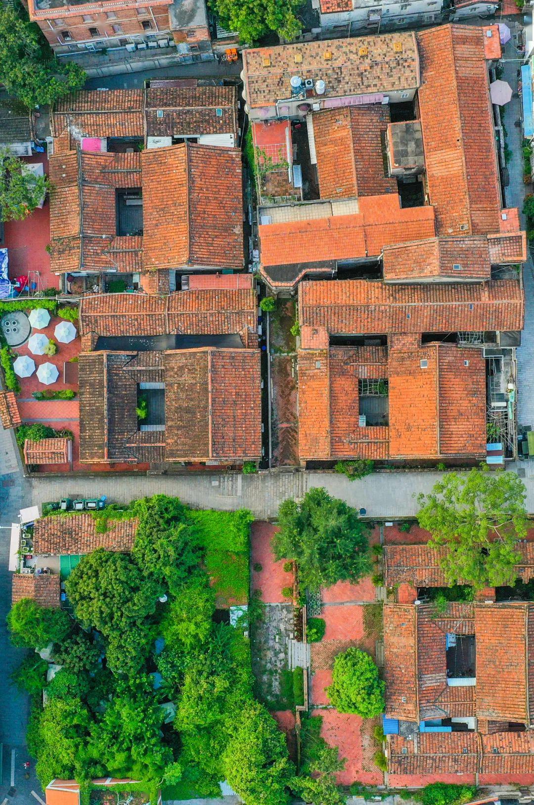 位于岩仔脚的四落大厝,是鼓浪屿现存规模最大,保存最完整的闽南红砖