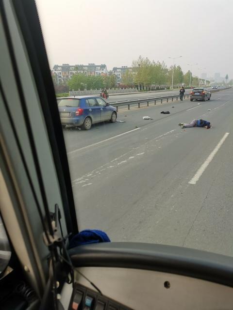 泰安长城路发生车祸!男子被撞倒在地