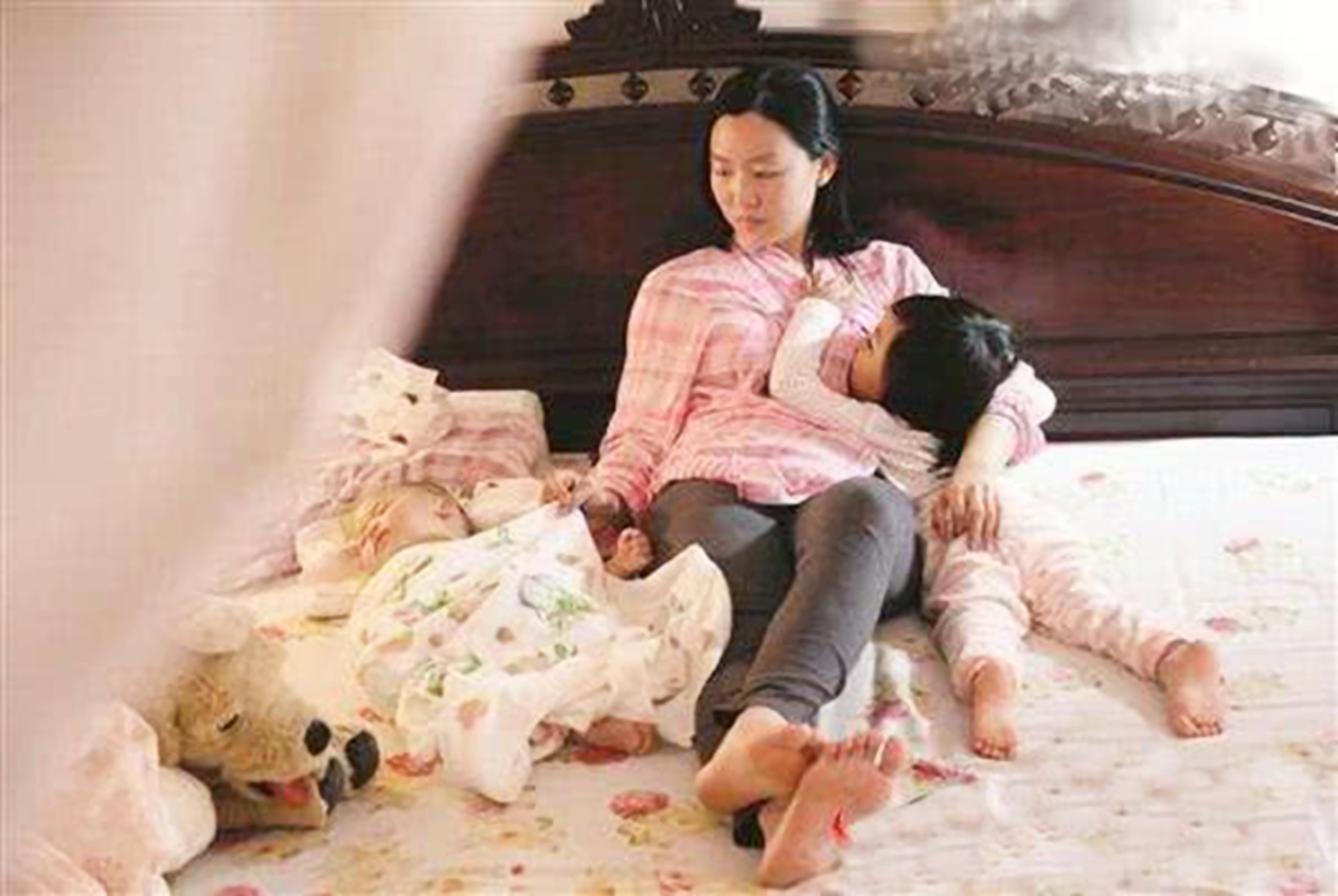 出差丈夫提前回家,偷抱孩子的一瞬间,妻子下意识的反应让人泪目_妈妈