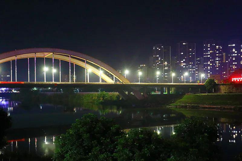 被点亮的罗定三桥在夜幕下光如白昼