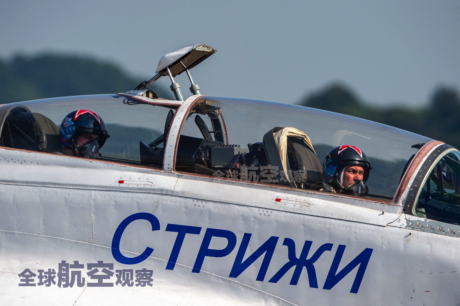 由于后座的前向视野较差,所以战机在设计是,在后舱安装了折叠式潜望镜