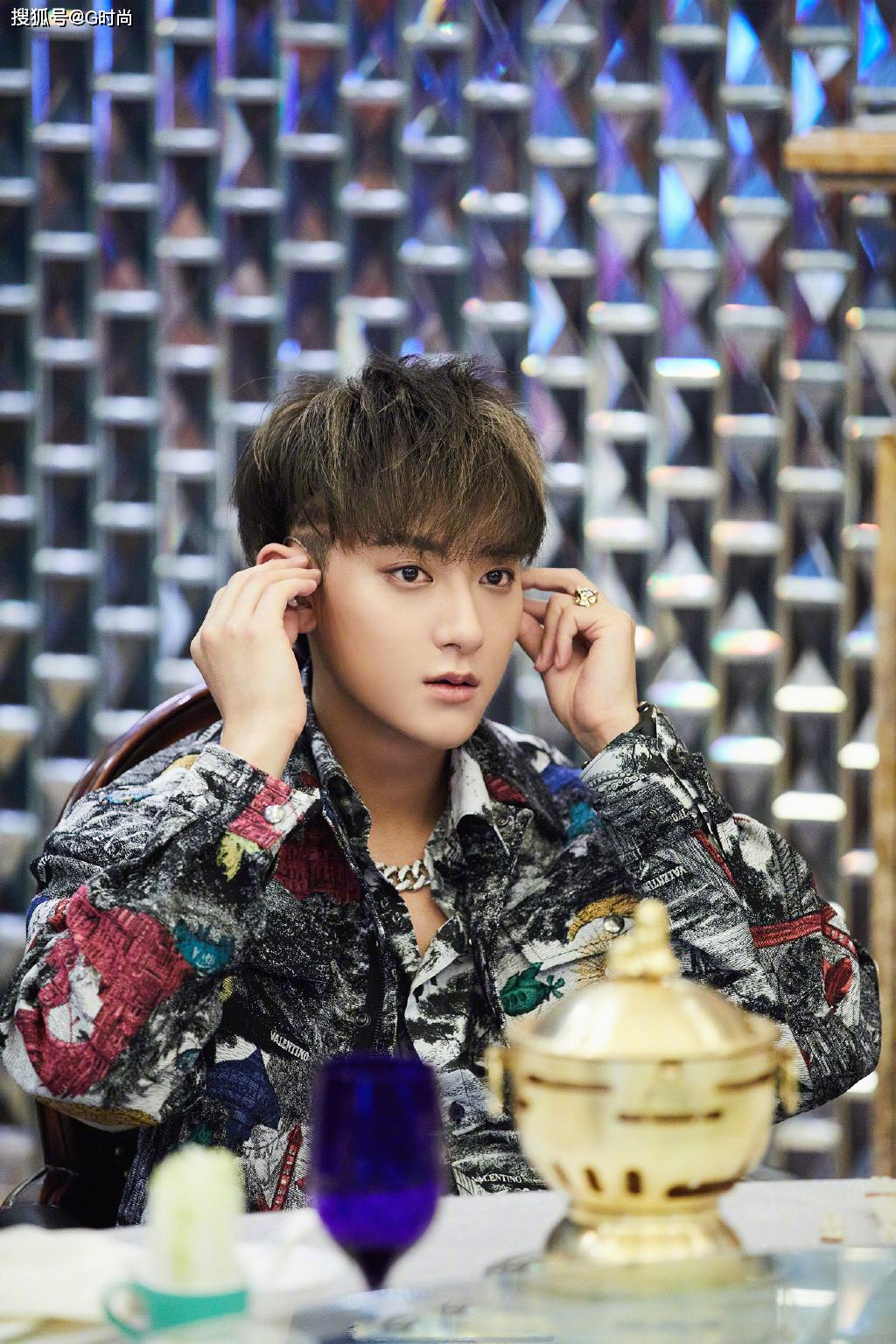 黄子韬身穿水墨涂鸦套装搭配金属环项链 嘻哈有型