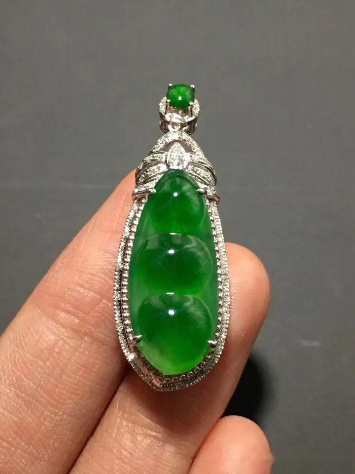 翡翠欣赏丨冰种正阳绿蛋面锁骨链19300元