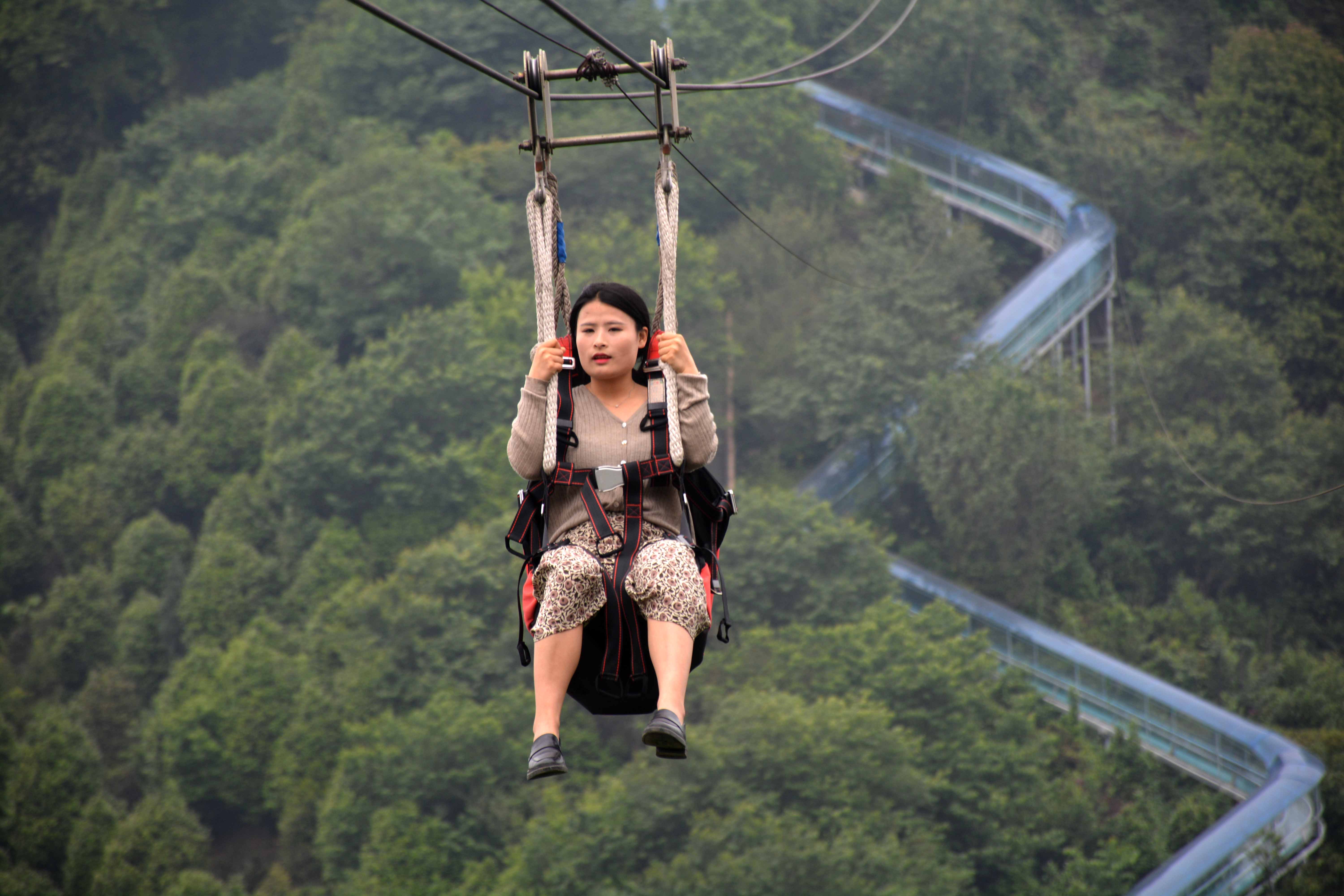 高空溜索,带你体验凌空飞渡的感觉!蓝天白云漂,苍穹任逍遥!
