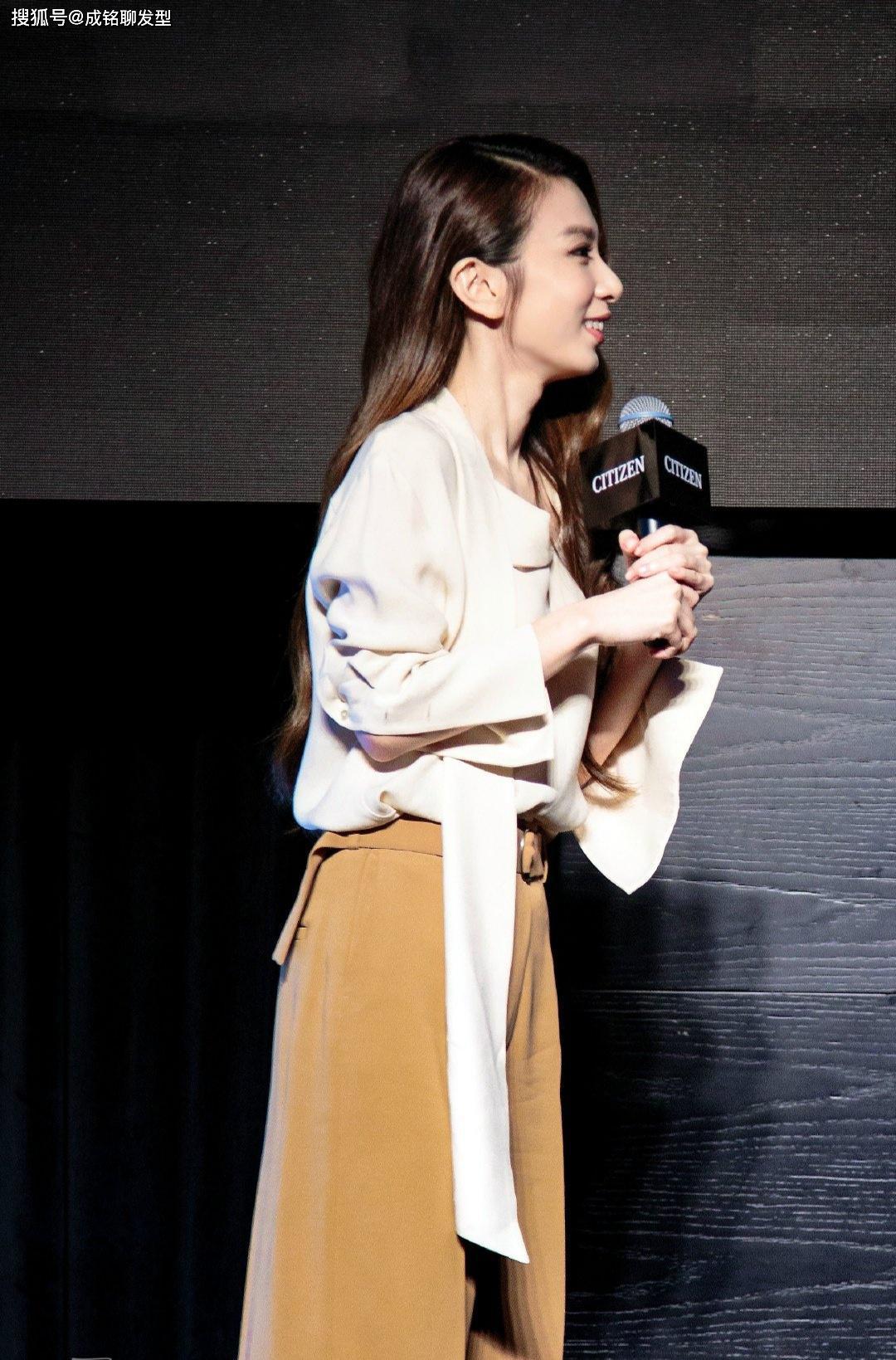 原创田馥甄踏青晒美照紫t恤加牛仔裤随性又自然麻花辫减龄十岁