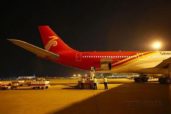 4月17日23点15分,深圳航空"客改货"航班zh9013满载20多吨物资从宝安