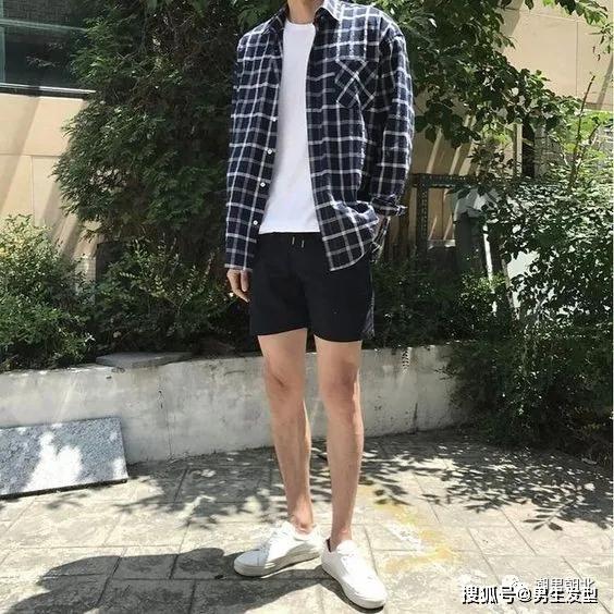 男生"短裤 衬衫"穿搭look4天蓝色长袖宽松衬衫,内搭宽松版型白色t恤