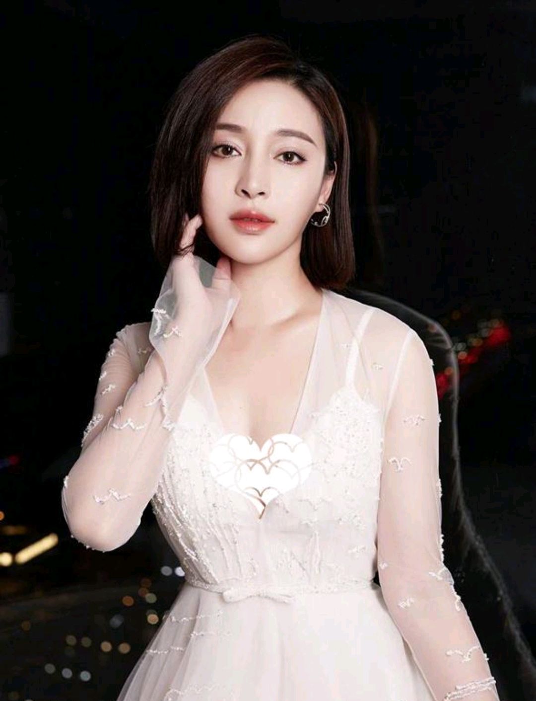 34岁的甘婷婷很敢挑战身穿一袭白色印花连衣纱裙尽显女性魅力