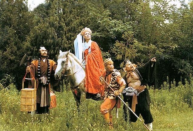 为了区分方便,我们就管白马叫白龙马,王伯昭叫小白龙,任文坚叫小白龙