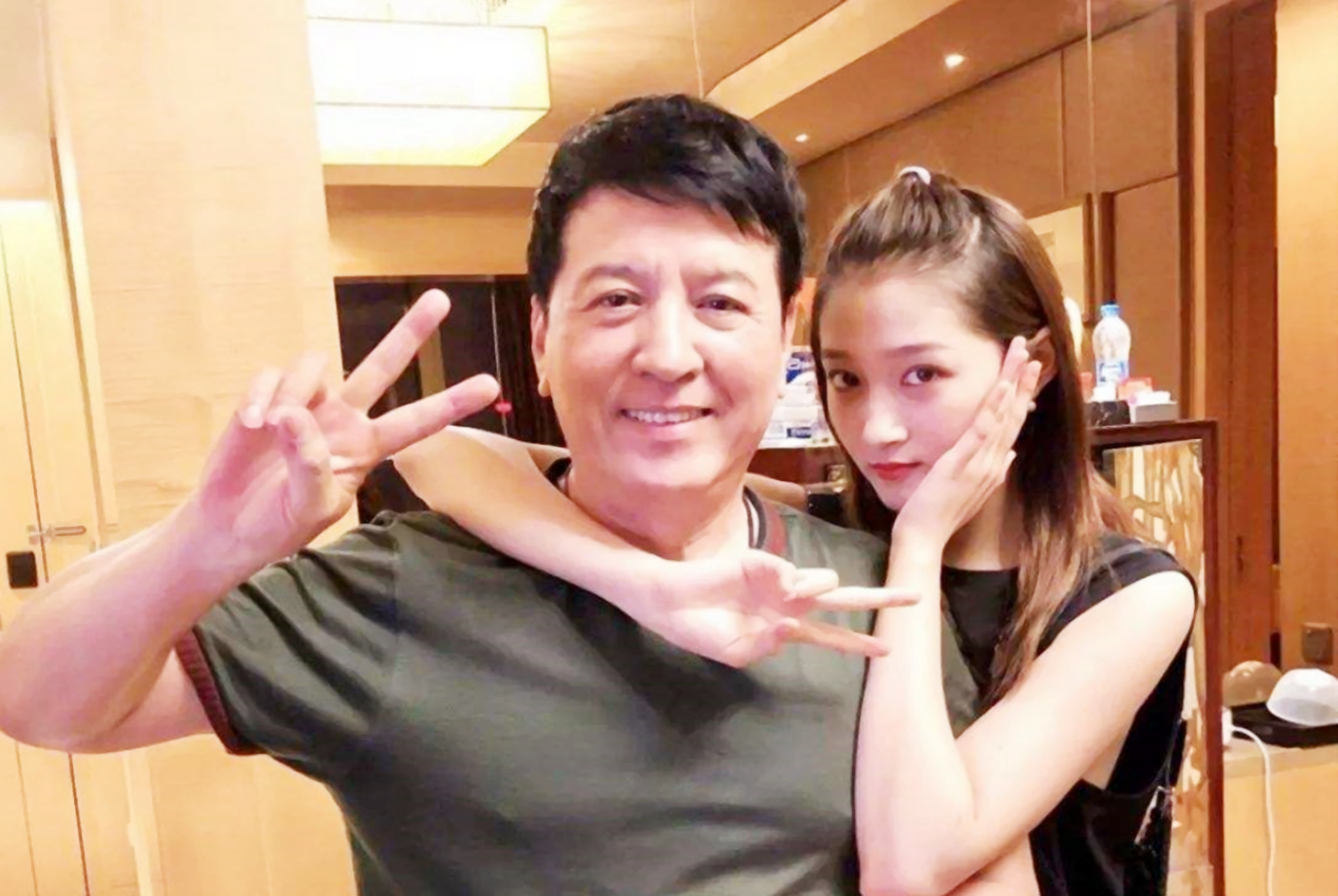 关晓彤亲姐姐近照曝光姐妹俩颜值差异明显不公平遗传性尽显