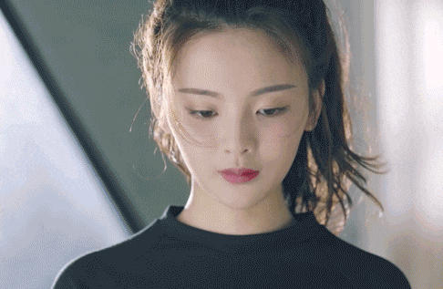 杨超越面对质疑时直言,我不怕,随便你们怎么质疑;虞书欣知道网上有人