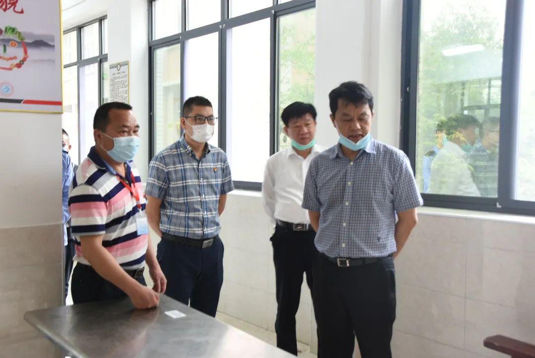 县政府副县长丁建铭带队到安溪五中检查初三复学准备工作