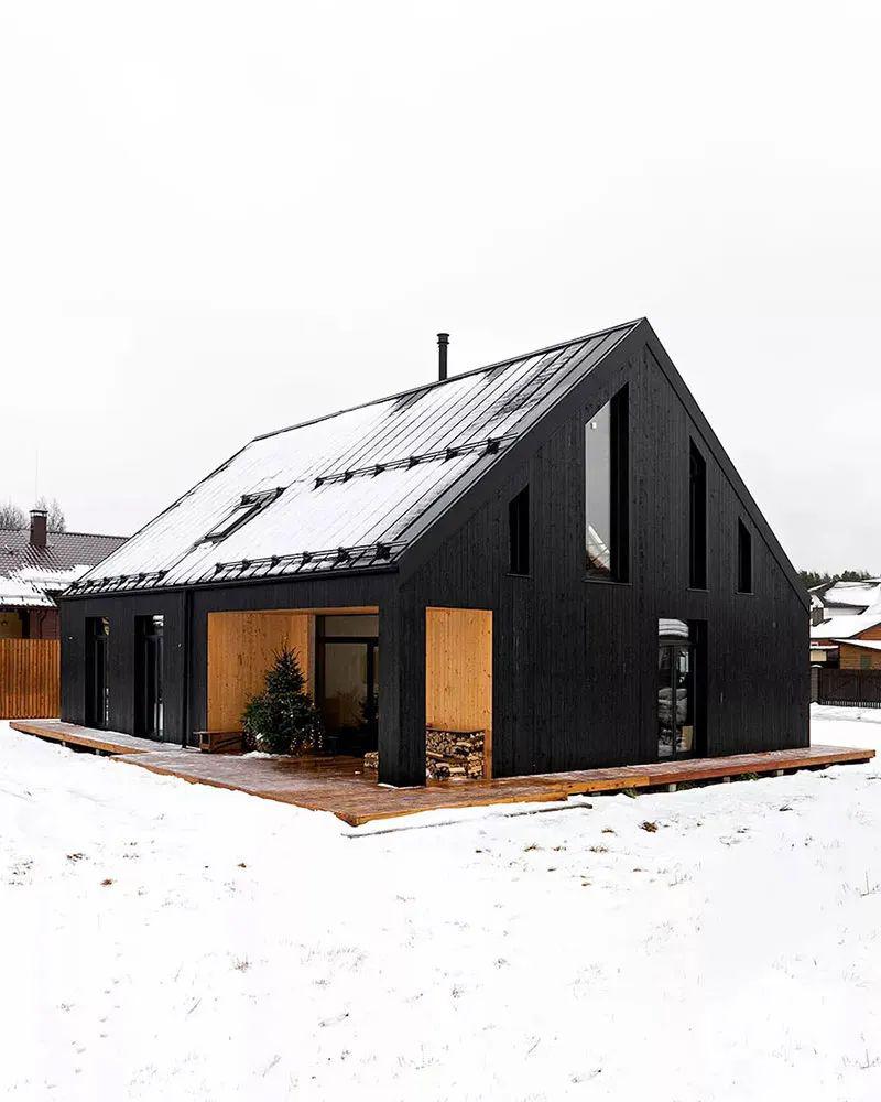 俄罗斯圣彼得堡黑色外墙的现代木制平房205平方米
