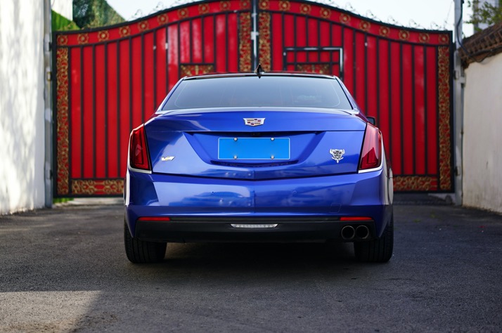 春天来了怎么也得要些靓丽的颜色凯迪拉克ct6改色金属蓝莓色