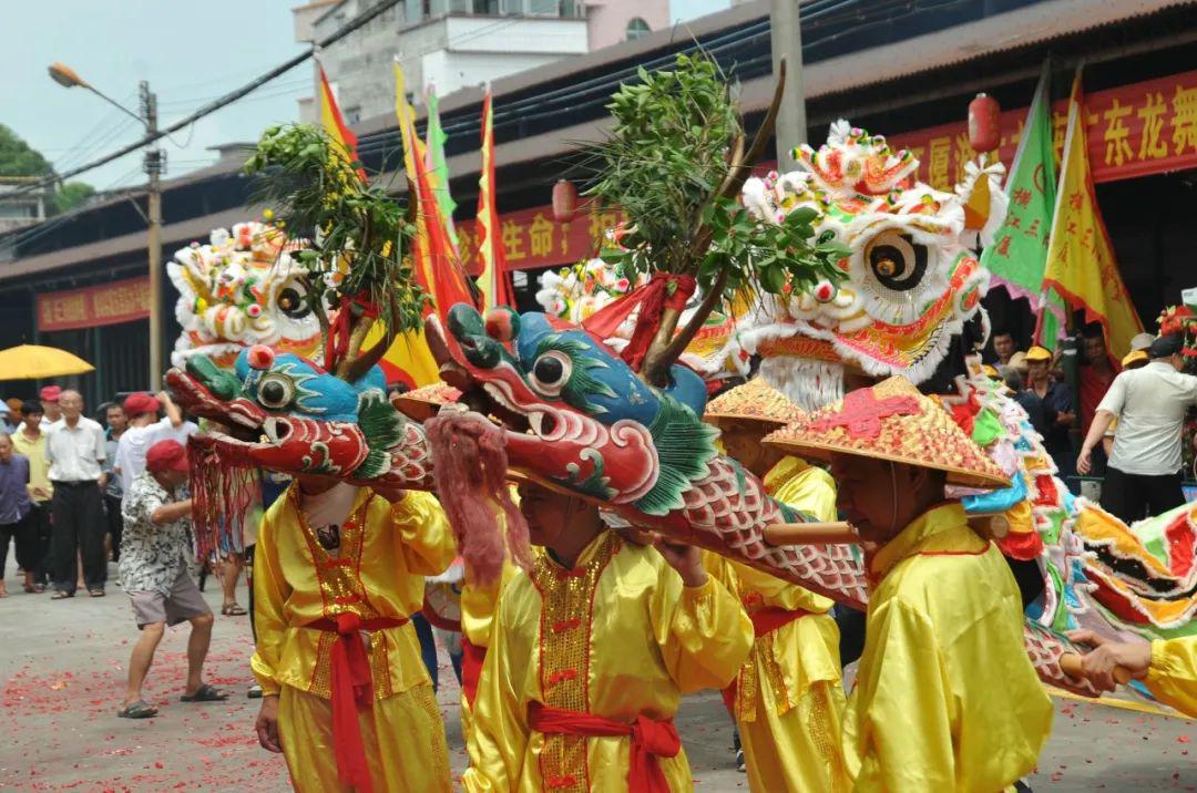 在外地工作的横江厦人也回村过节,"旱龙节"逐渐成为村民们和谐相处