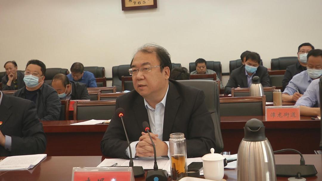 县领导靳新峰,李泽宙,牛占贵出席会议.