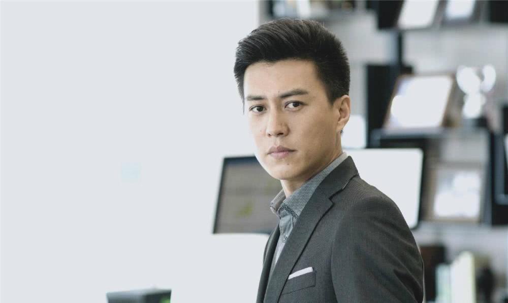 她26岁拿下影后,因拍吻戏遭丈夫抛弃,今42岁靳东把她宠上天_李佳