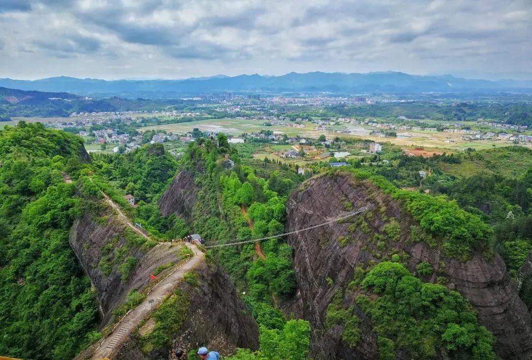 平江縣自媒體協會進景區登山健身助力旅遊復甦