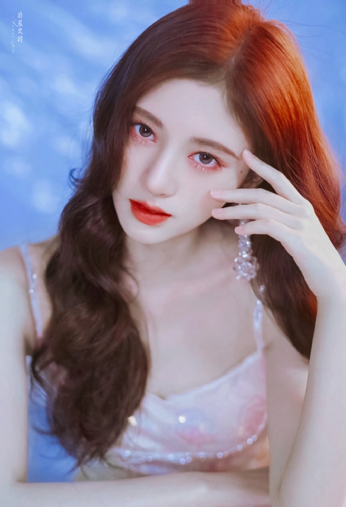 鞠婧祎穿吊带裙秀香肩锁骨 一头红卷发浅笑动人