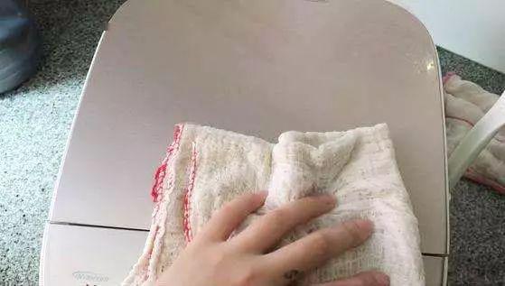 电饭煲又油又脏别再胡乱用水擦教你个方法一擦就干净