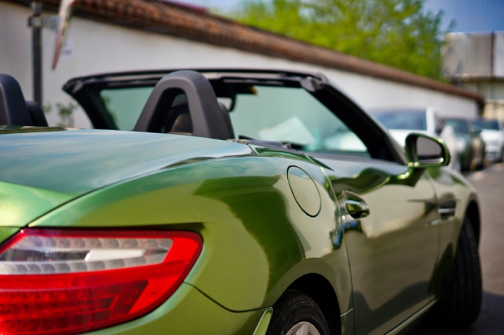 曼巴绿色的奔驰slk这种个性的车就得要个性的颜色