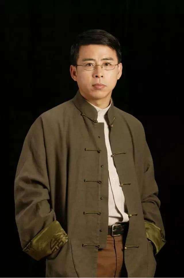 搏击主持人郑环宇怒斥阿丘:你对内吹哨对外吹箫,纯粹是个败类