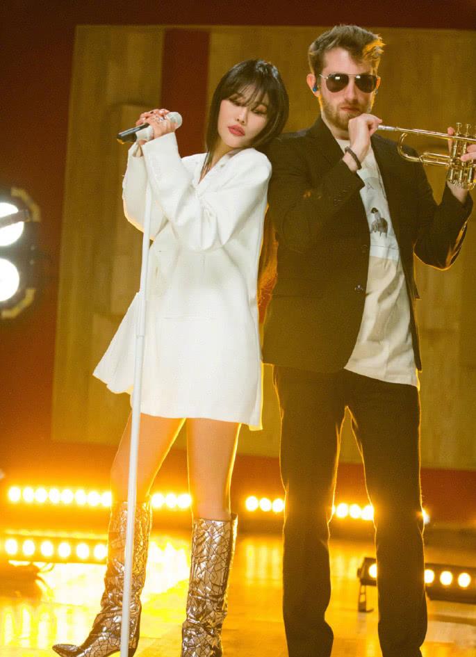 她因《好声音》被熟知,穿白西装搭亮片长靴,"下衣失踪"秀身材_袁娅维