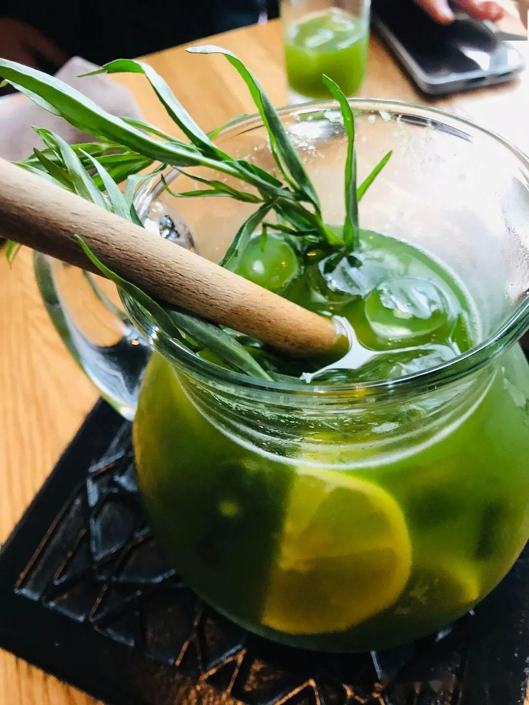 先来介绍一款他们家的特色饮料龙蒿汁Тархун,发音接近"塔尔红".