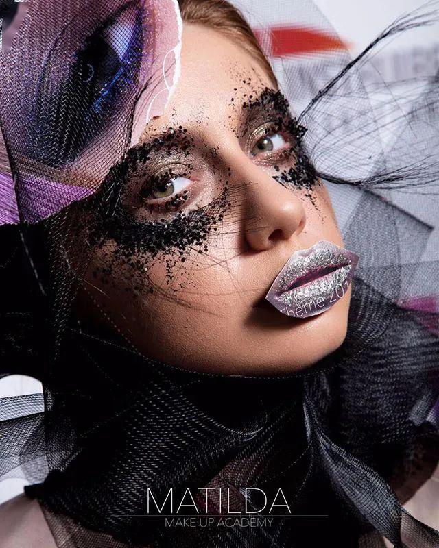 值得收藏 | 只用黑色来画创意妆!