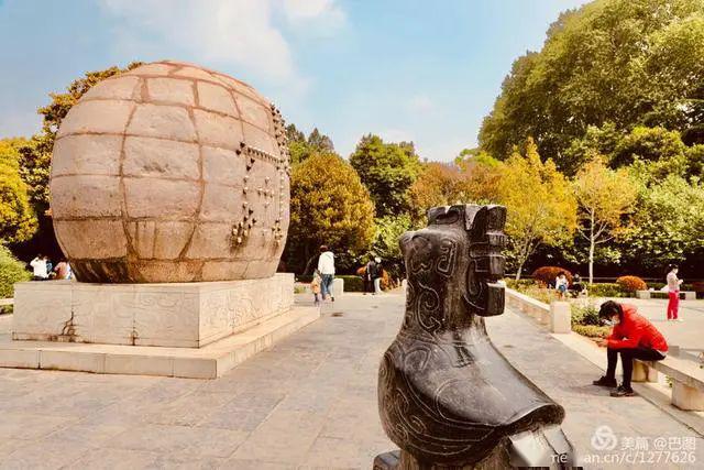 河图洛书是根据"河出图,洛出书"的传说,由雕塑家宫殿先生创作而成.