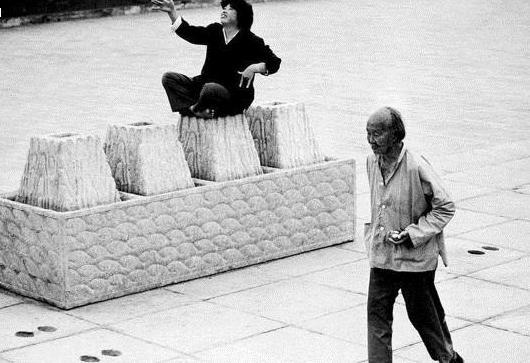 上世纪八,九十年代,中国曾掀起一场全民气功热,气功报刊,气功理疗院