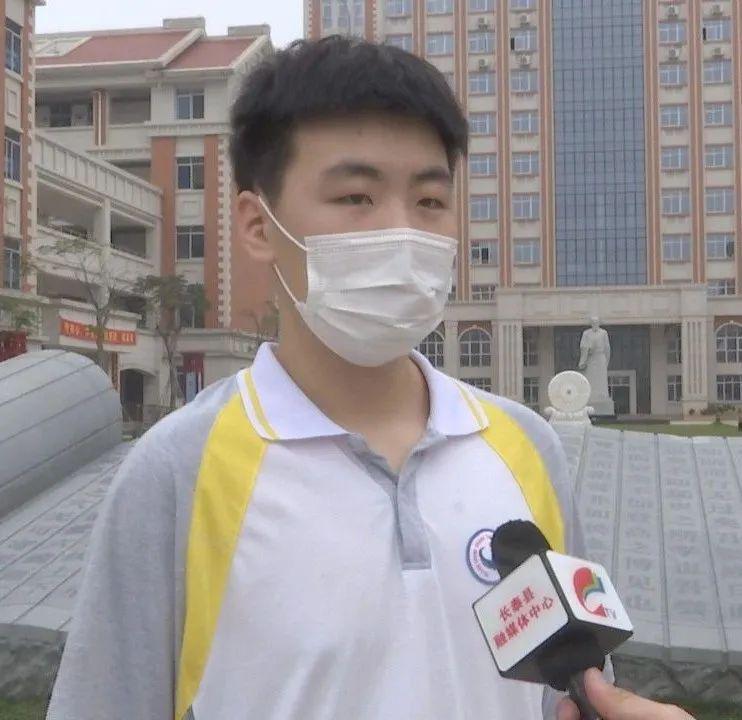 上午八点整,记者来到长泰一中,校门口已经有许多学生及接送的家长.