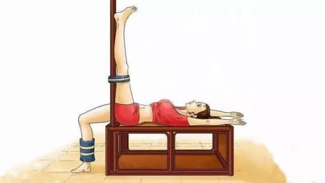 拉筋姿势如图所示,整个身躯平躺在拉筋凳上,一条腿上举紧贴绑上绑腿