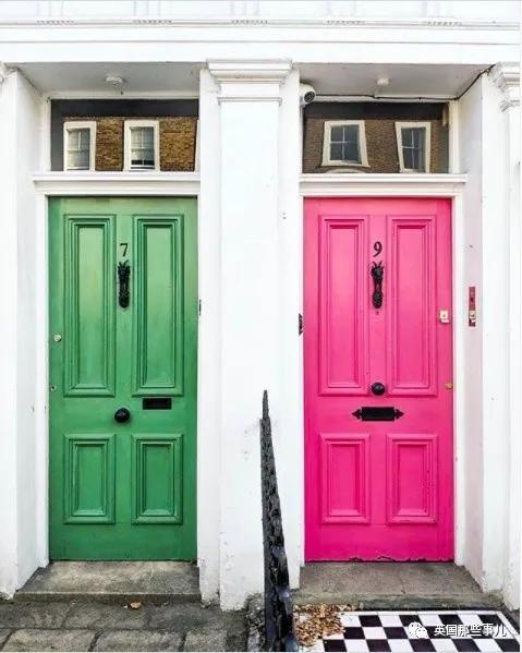 粉薄荷绿柠檬黄薰衣草紫清水蓝深沉黑纯净白亮眼橘周围被绿植鲜花围绕