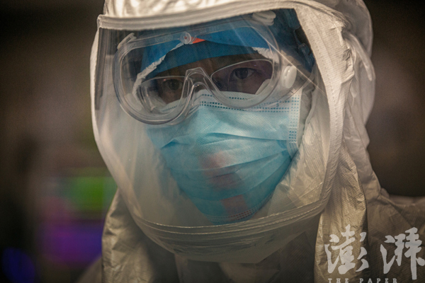 3月19日,武汉市肺科医院icu,一位全神贯注,戴着正压头套的医护人员.