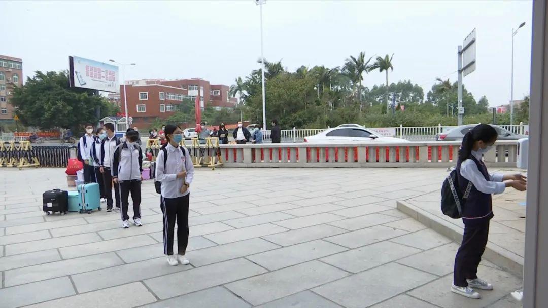 测温进入学校抵达校门口分批次入校上午子江中学初三年学生翩翩少年返