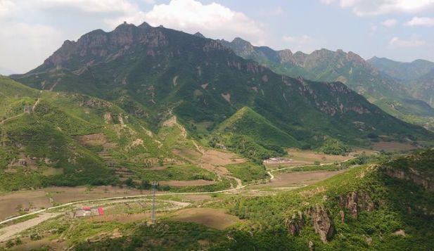 板廠峪板廠峪坐落在燕山山脈東段南緣,古屬薊鎮,俯瞰平原大海,山勢