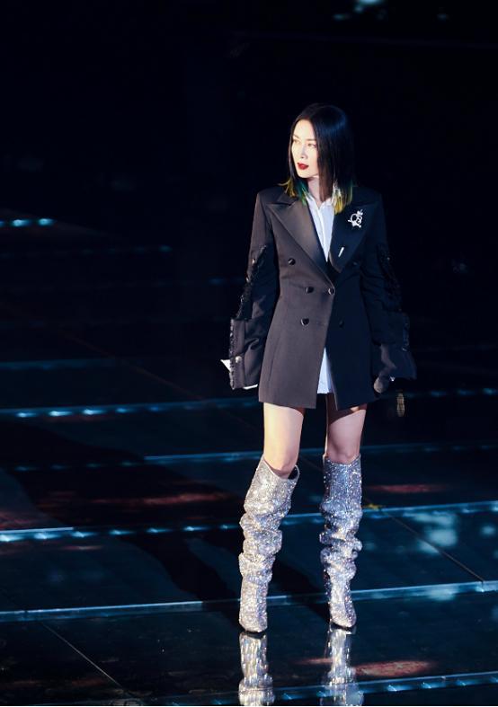 那英的身材原来这么好靴子套脚上都快挂不住这腿围让人羡慕