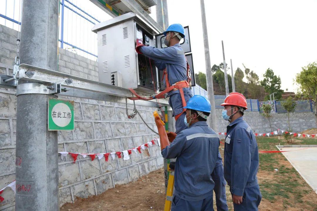 临沧供电局基建配网施工亮剑比武促技能提升