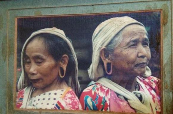 基诺族认为,女孩耳洞越大,代表越勤劳能干.