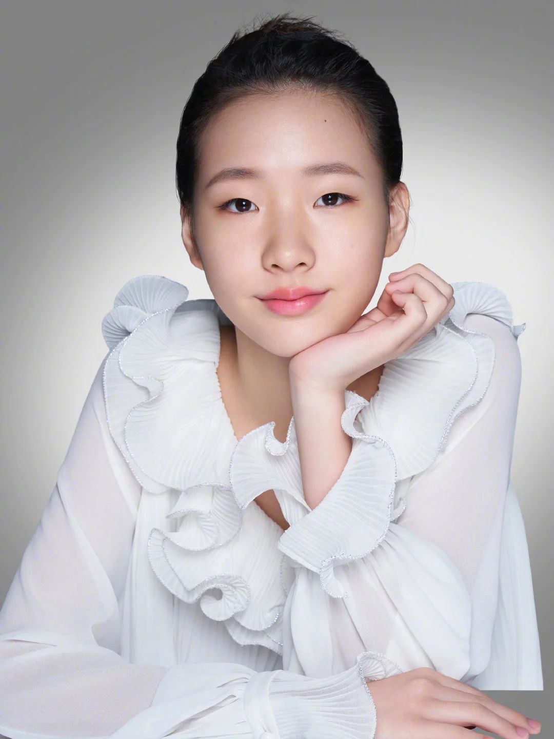 小s女儿才14岁发育这么好盘着头发轮廓太像妈杂志拍不停67